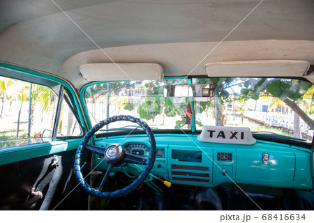 キューバ トリニダーから近いアンコンビーチで待つタクシー キューバ トリニダーから近いアンコンビーチで待つタクシー 68416634