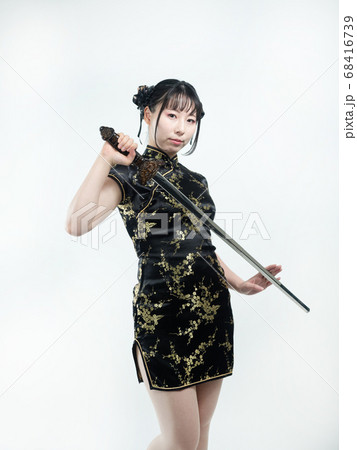 【白バック】中華娘（チャイナ服）格闘ポーズ【膝上】 68416739