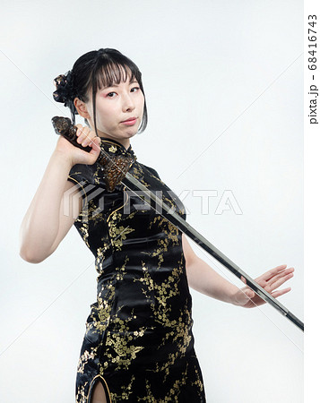 【白バック】中華娘（チャイナ服）格闘ポーズ【腰上】 68416743