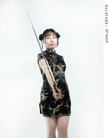 【白バック】中華娘（チャイナ服）格闘ポーズ【膝上】 68416748