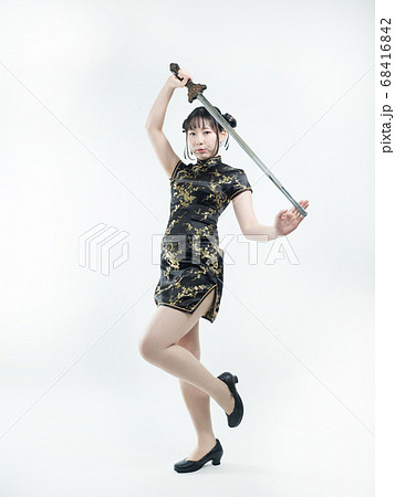 【白バック】中華娘（チャイナ服）格闘ポーズ【全身】 68416842