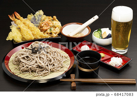 ざるそば_天ぷらとビールセットの写真素材 [68417083] - PIXTA