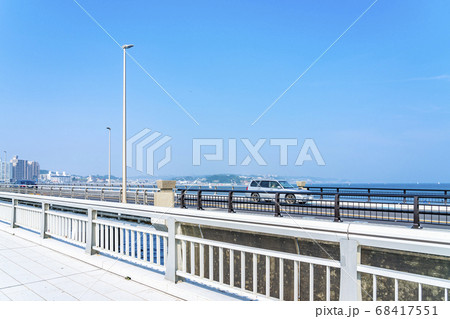 【神奈川県】江の島弁天橋と爽やかな青空 【神奈川県】江の島弁天橋と爽やかな青空 68417551