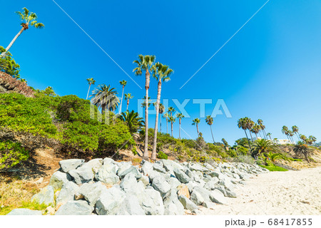 Sand and rocks in Laguna Beach 68417855