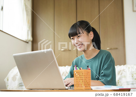 オンライン授業 女の子 中学生 オンライン授業 女の子 中学生 68419167