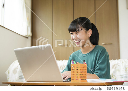 オンライン授業 女の子 中学生 オンライン授業 女の子 中学生 68419168