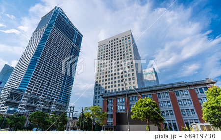 日本の横浜都市景観　横浜第二合同庁舎やタワーマンションなどを望む 68419730