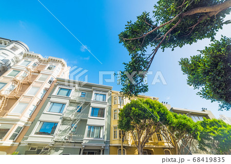 Victorian buildings in San Francisco 68419835