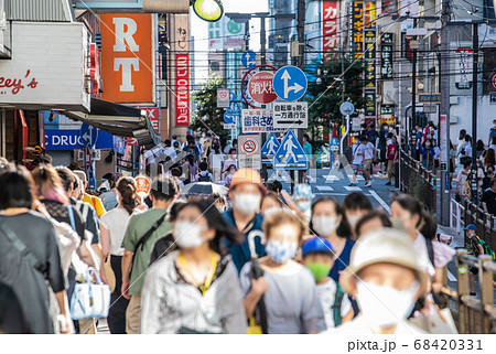 日本の東京都市景観 猛暑の中でも、マスク姿が目立つ…＝8月11日、横浜駅前 68420331