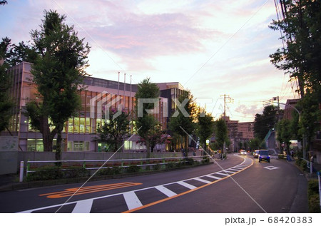 仕事終えて帰り道の夕景（板橋区立小豆沢体育館） 68420383