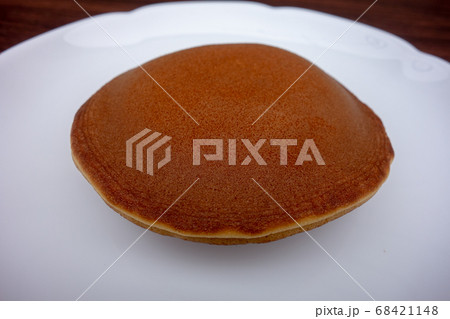白い皿の上のどら焼き 白い皿の上のどら焼き 68421148
