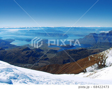 ニュージーランド南島の雪山から見下ろす山脈と湖の絶景 68422473