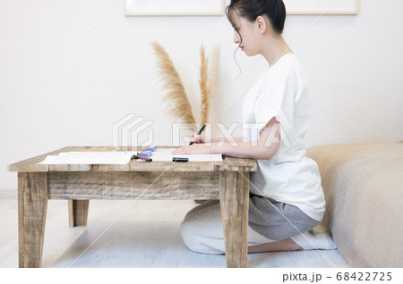 自宅で写経をする若い女性 自宅で写経をする若い女性 68422725