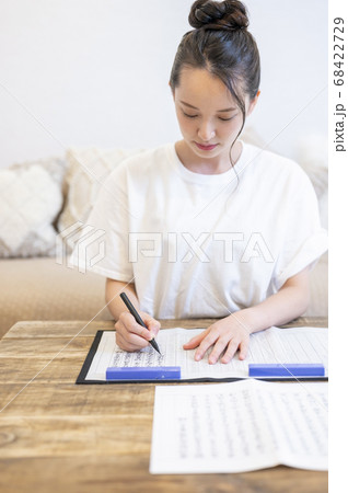 自宅で写経をする若い女性（手元ピント） 68422729