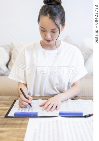 自宅で写経をする若い女性 68422733