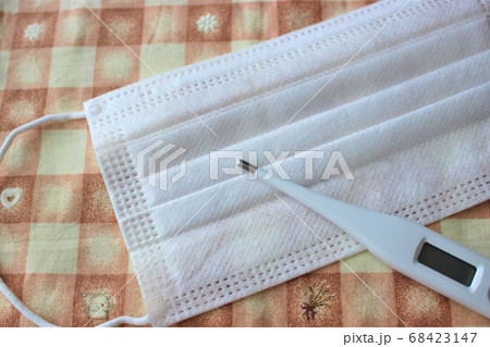 マスクと体温計 68423147