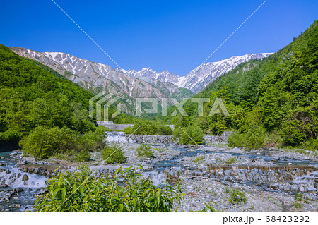 初夏の南股川と不帰の嶮【二股橋より撮影】 68423292