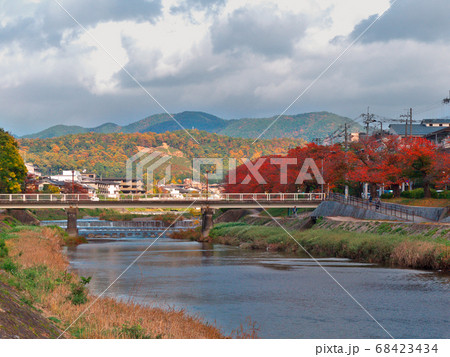 桜の紅葉と送り火の秋の風景 68423434
