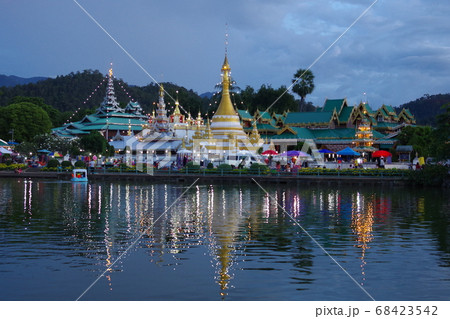 タイのメーホンソーンの湖と寺院 タイのメーホンソーンの湖と寺院 68423542