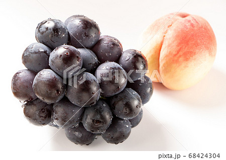 ぶどう(種無しピオーネ)。写真奥には桃。 ぶどう(種無しピオーネ)。写真奥には桃。 68424304