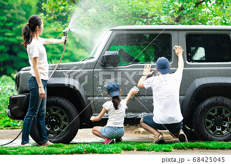 洗車をする家族 洗車をする家族 68425045