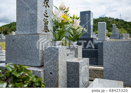 ピンクと黄色と白の花がお供えしてあるお墓の写真素材 [68425320] - PIXTA