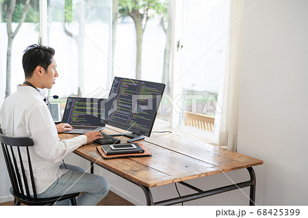 在宅勤務するITエンジニア 在宅勤務するITエンジニア 68425399