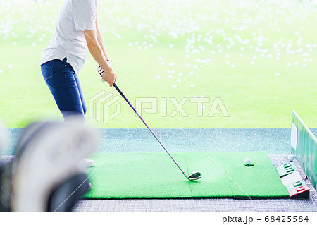 密を避けてゴルフ練習で汗を流す中年女性【ウィズコロナのライフスタイル】 68425584