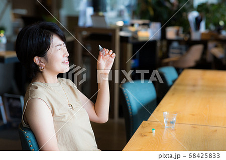 目薬を差す綺麗なミドル女性 68425833