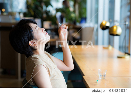 目薬を差す綺麗なミドル女性 目薬を差す綺麗なミドル女性 68425834