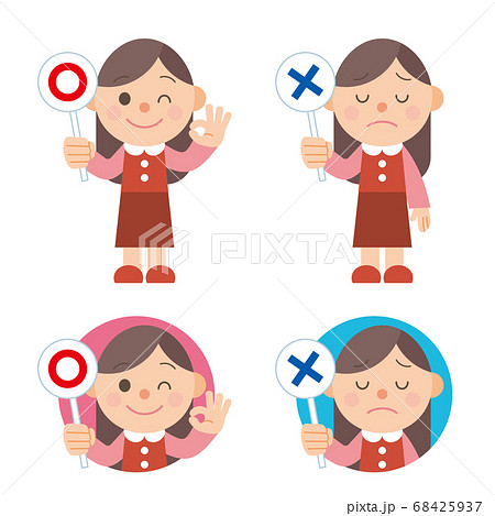 まるばつ札を持っている若い女性 68425937