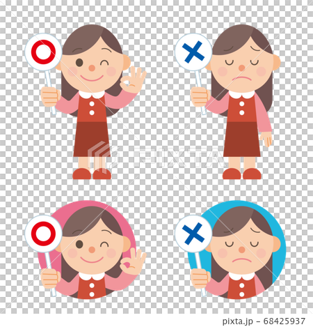 まるばつ札を持っている若い女性 68425937