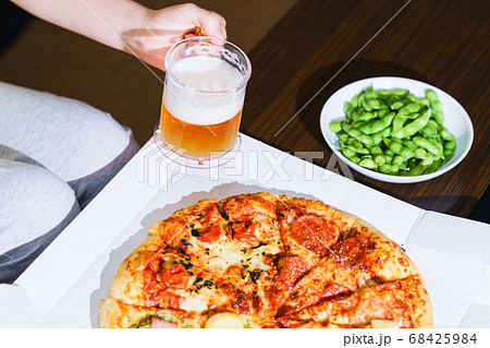 オンラインでデリバリーしたピザとビールで自宅を楽しむ【ウィズコロナのニューノーマル】 オンラインでデリバリーしたピザとビールで自宅を楽しむ【ウィズコロナのニューノーマル】 68425984