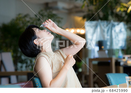 目薬を差す綺麗なミドル女性 68425990