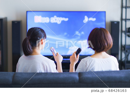 家庭用ゲーム機のアプリで「おうちカラオケ」を家族(親子)で楽しむシーン 家庭用ゲーム機のアプリで「おうちカラオケ」を家族(親子)で楽しむシーン 68426163