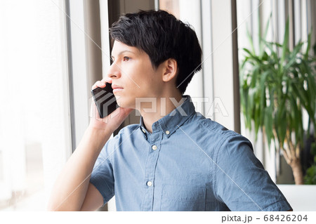 スマホで通話する若い男性 68426204