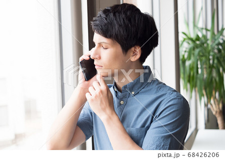 スマホで通話する若い男性 68426206