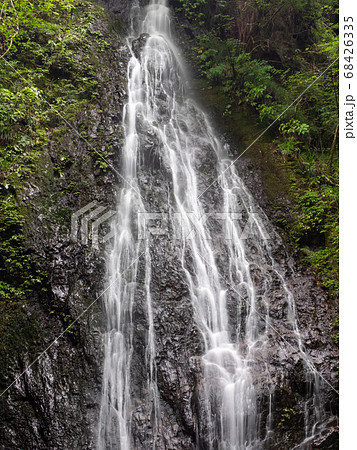 秋川渓谷の滝と清流　山深い華水の滝 68426335