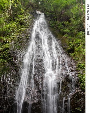 秋川渓谷の滝と清流　山深い華水の滝 68426338