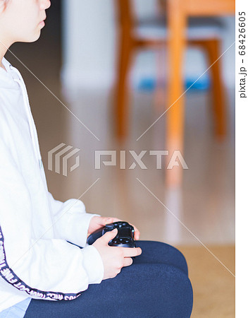 外出を避けて家にこもってゲーム三昧【ウィズコロナのニューノーマル】 外出を避けて家にこもってゲーム三昧【ウィズコロナのニューノーマル】 68426605