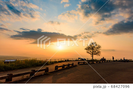 美しい夕焼け空　熊本高森線28号展望所(大峯山と高遊原台地)　俵山から熊本市街風景 68427096