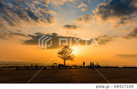 美しい夕焼け空　熊本高森線28号展望所(大峯山と高遊原台地)　俵山から熊本市街風景 68427109