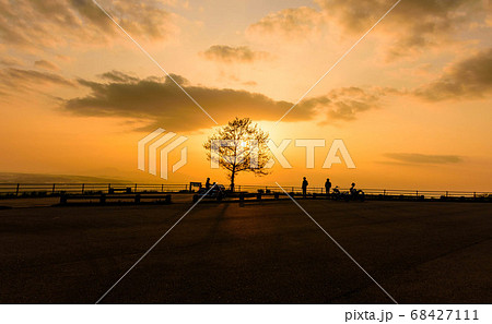 美しい夕焼け空　熊本高森線28号展望所(大峯山と高遊原台地)　俵山から熊本市街風景 68427111