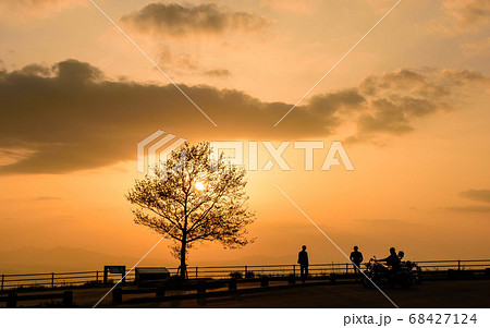 美しい夕焼け空　熊本高森線28号展望所(大峯山と高遊原台地)　俵山から熊本市街風景 68427124