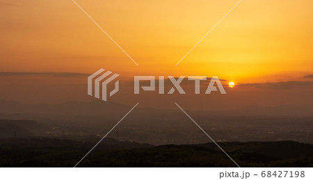 美しい夕焼け空　熊本高森線28号展望所(大峯山と高遊原台地)　俵山から熊本市街風景 68427198