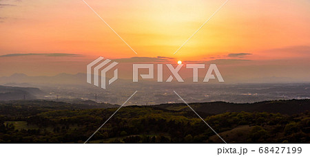 美しい夕焼け空　熊本高森線28号展望所(大峯山と高遊原台地)　俵山から熊本市街風景 68427199