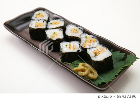 美味しそうな納豆巻き 68427296