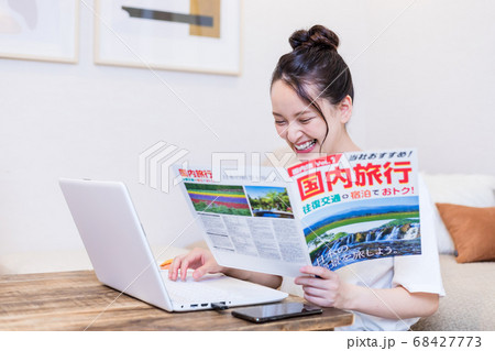 旅行の計画をする若い女性 旅行の計画をする若い女性 68427773