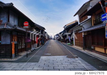 晴れた早朝の犬山城下町の古い町並み 68427970