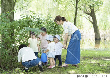 公園で遊ぶ子供たち 68429461